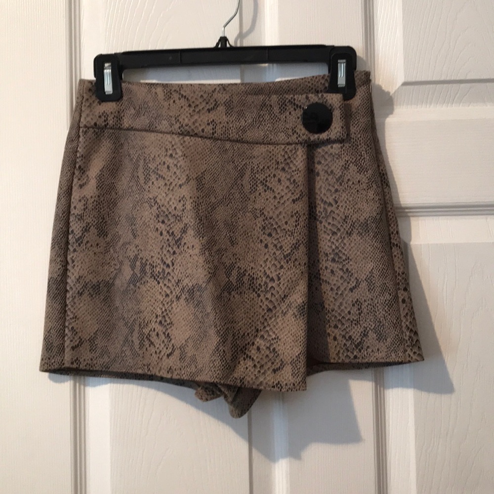 Snakeskin skort!